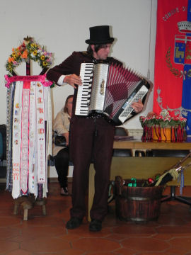 Un membro dei Sallereins con fisarmonica nella Maison Gerbollier (44634 bytes)